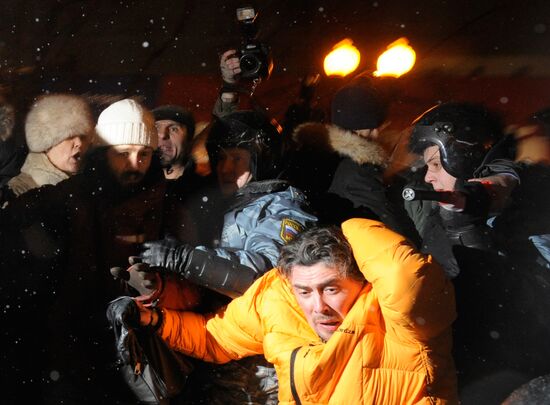 Задержание участника митинга на Пушкиснкой площади