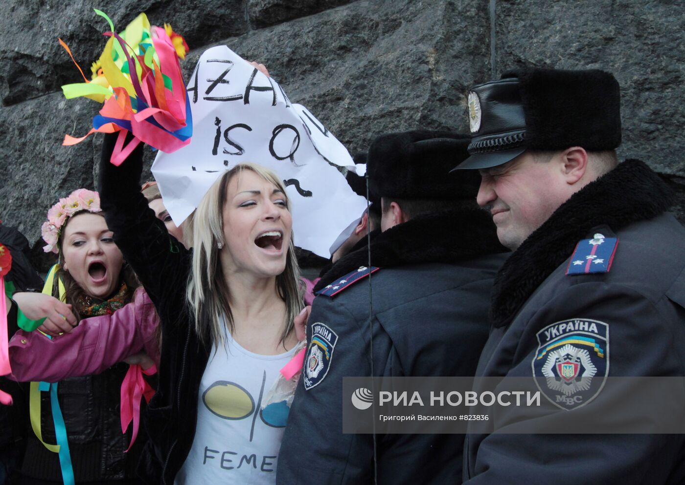 Акция женского движения FEMEN "Кабинет "М" в Киеве
