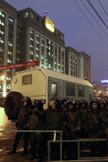 Милицейское оцепление на Манежной площади в Москве