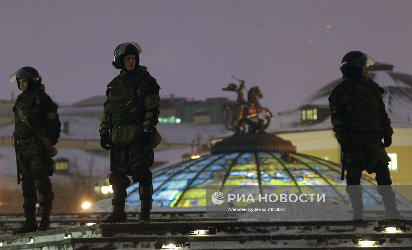 Милицейское оцепление на Манежной площади в Москве