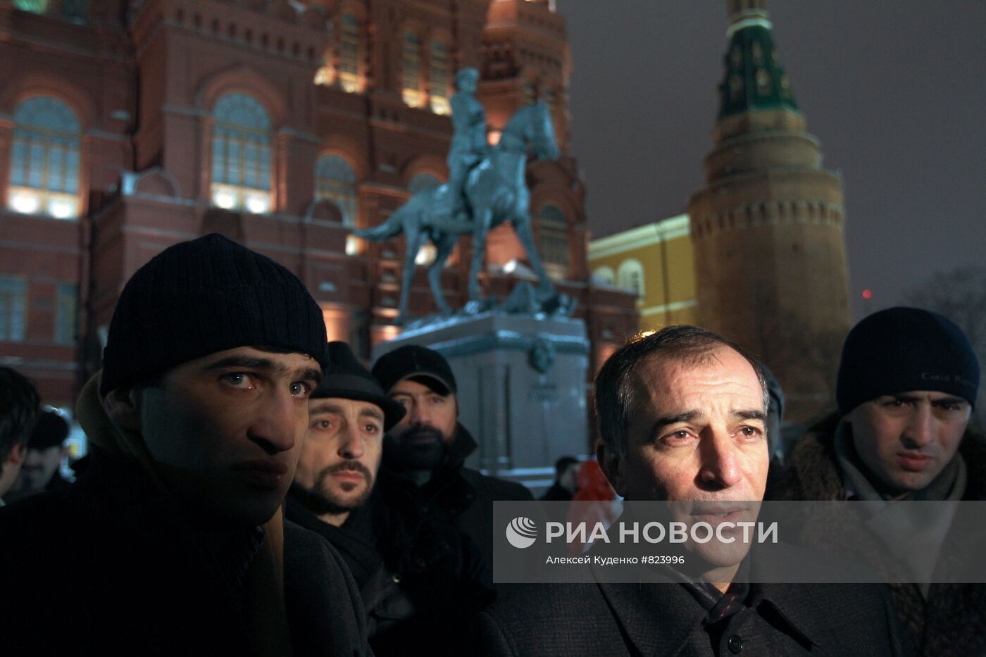 Милицейское оцепление на Манежной площади в Москве