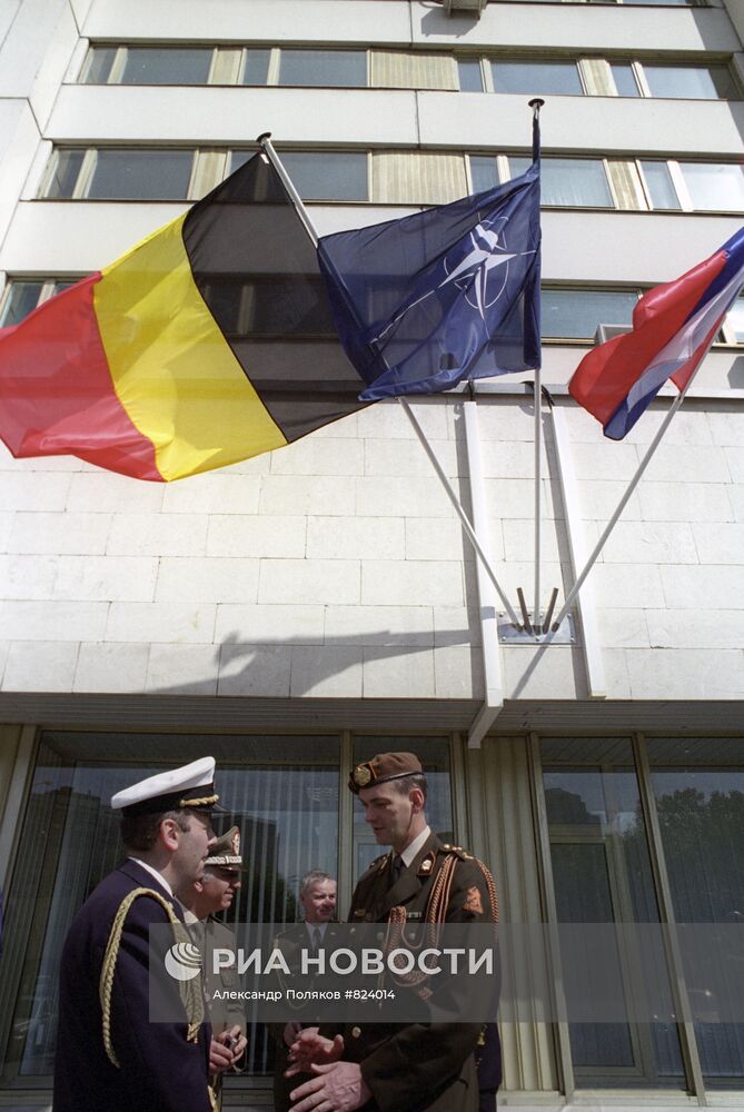 У здания посольства Бельгии