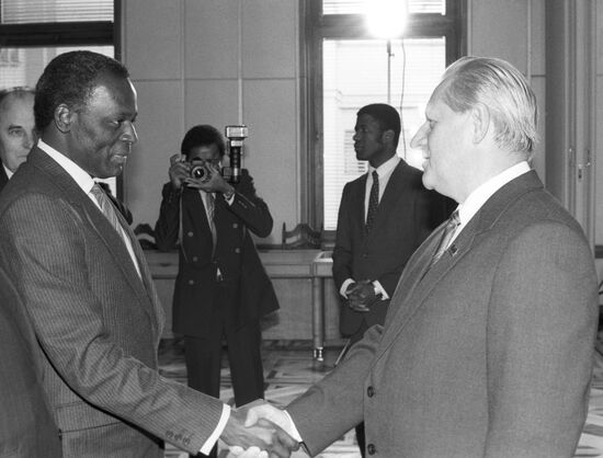 Ж. Э. душ Сантуш и Е. Е. Соколов