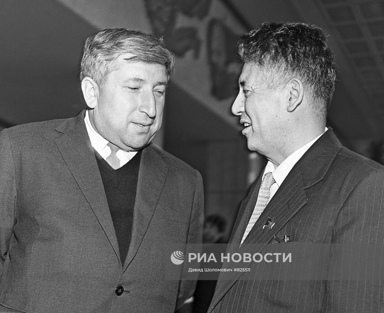 Р.Гамзатов и М.Турсун-Заде