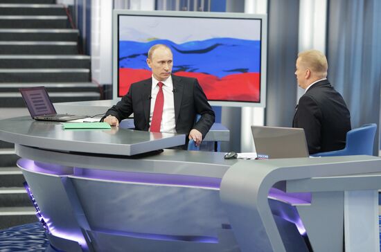Владимир Путин отвечает на вопросы россиян в прямом эфире