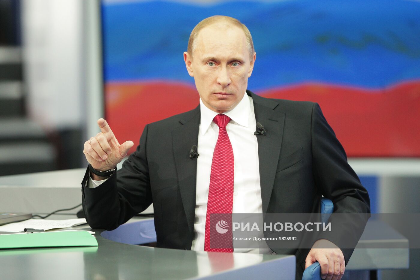 Владимир Путин отвечает на вопросы россиян в прямом эфире