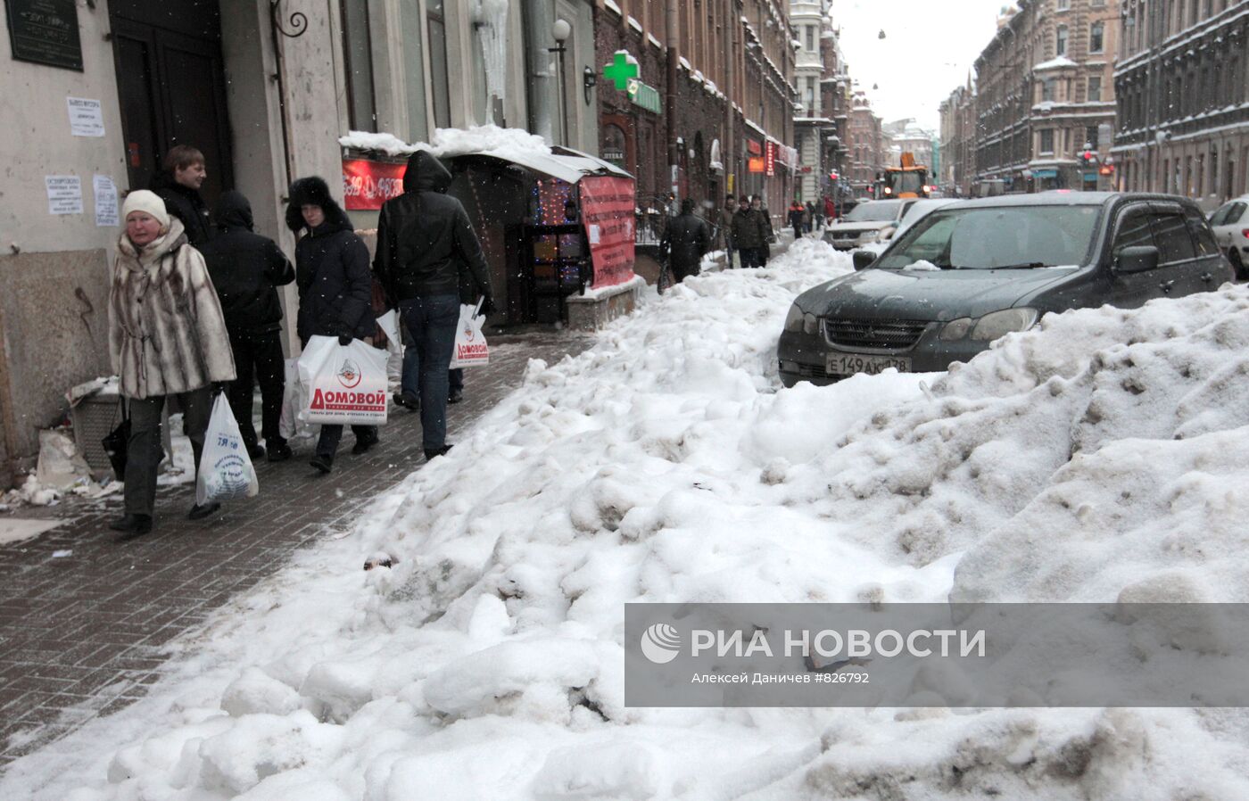 Уборка снега на улицах Санкт-Петербурга