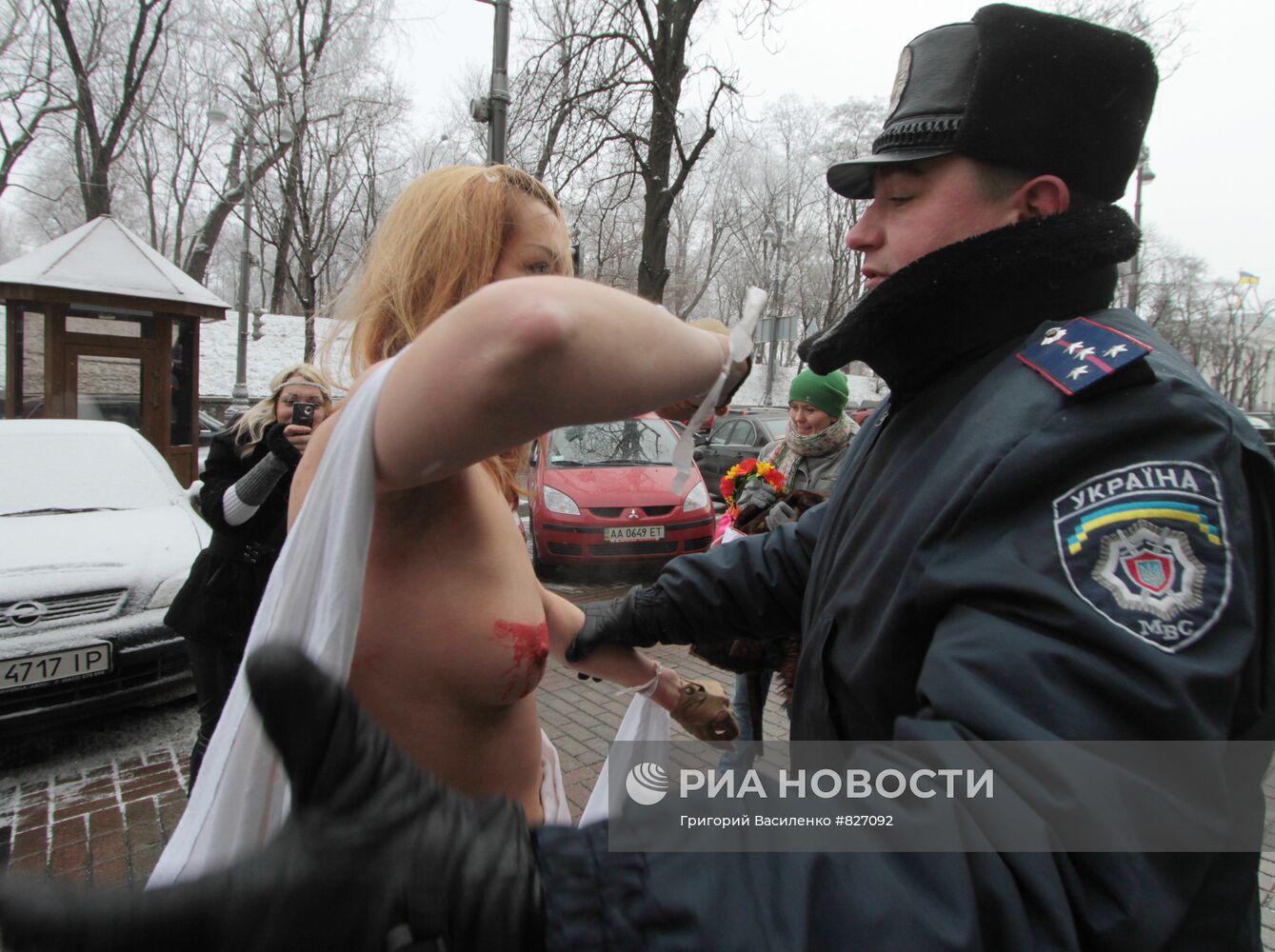 Акция организации FEMEN у здания Кабинета Министров