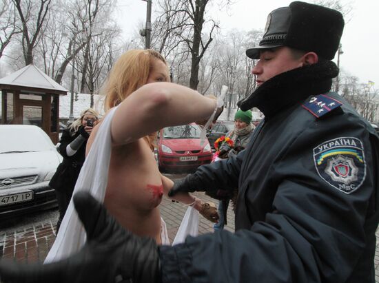 Акция организации FEMEN у здания Кабинета Министров