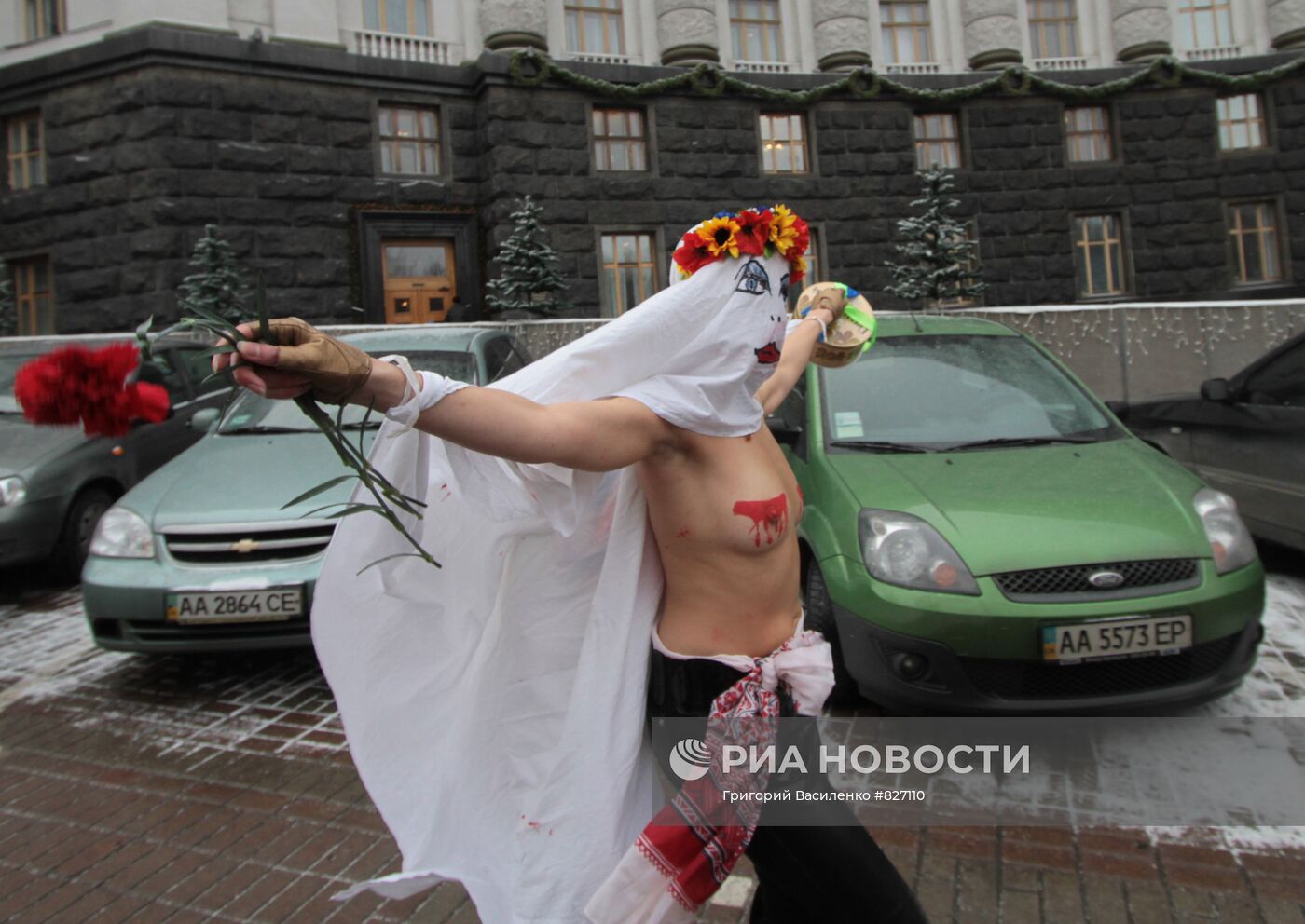 Акция организации FEMEN у здания Кабинета Министров