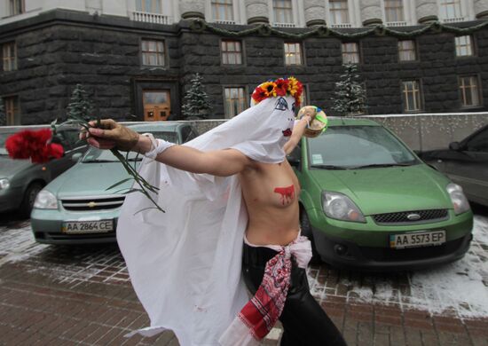 Акция организации FEMEN у здания Кабинета Министров