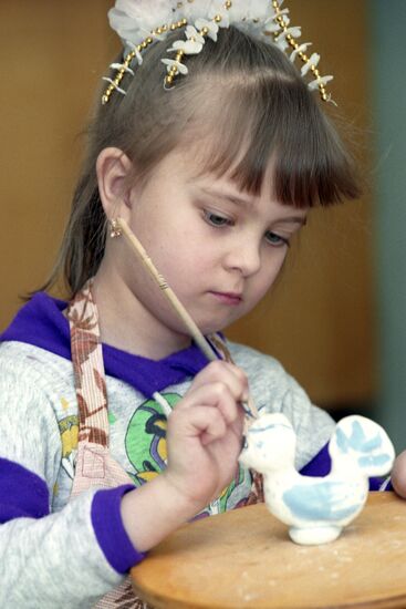 На занятии художественным творчеством