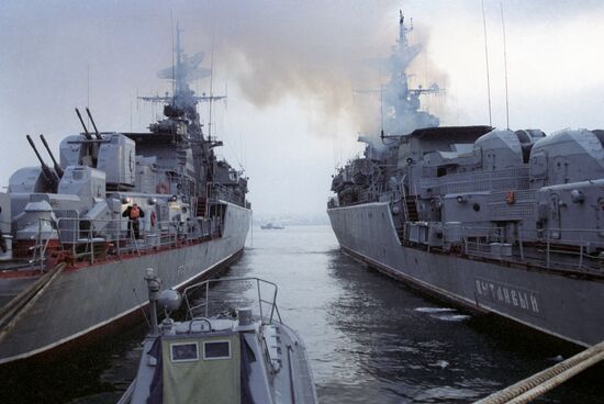 Корабли на военно-морской базе