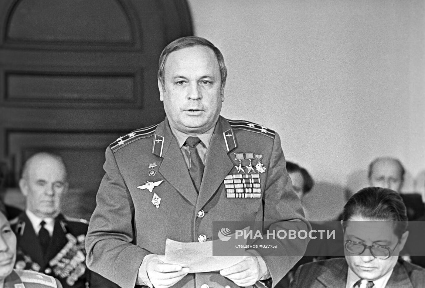 Космонавт В. В. Горбатко на "круглом столе"