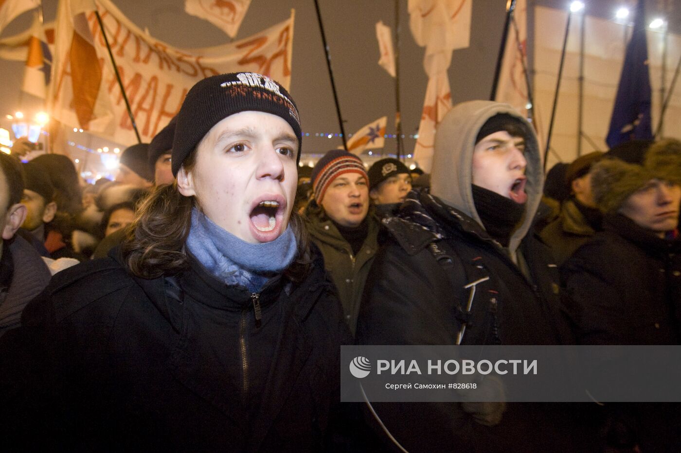 Участники акции протеста белорусской оппозиции штурмуют Дом правительства в Минске. Место: Белоруссия, Минск. Автор: Сергей Самохин/РИА Новости. Акция протеста белорусской оппозиции