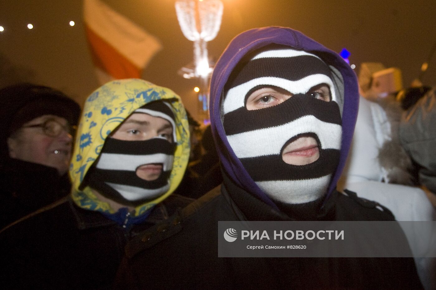 Участники акции протеста белорусской оппозиции штурмуют Дом правительства в Минске. Место: Белоруссия, Минск. Автор: Сергей Самохин/РИА Новости. Акция протеста белорусской оппозиции