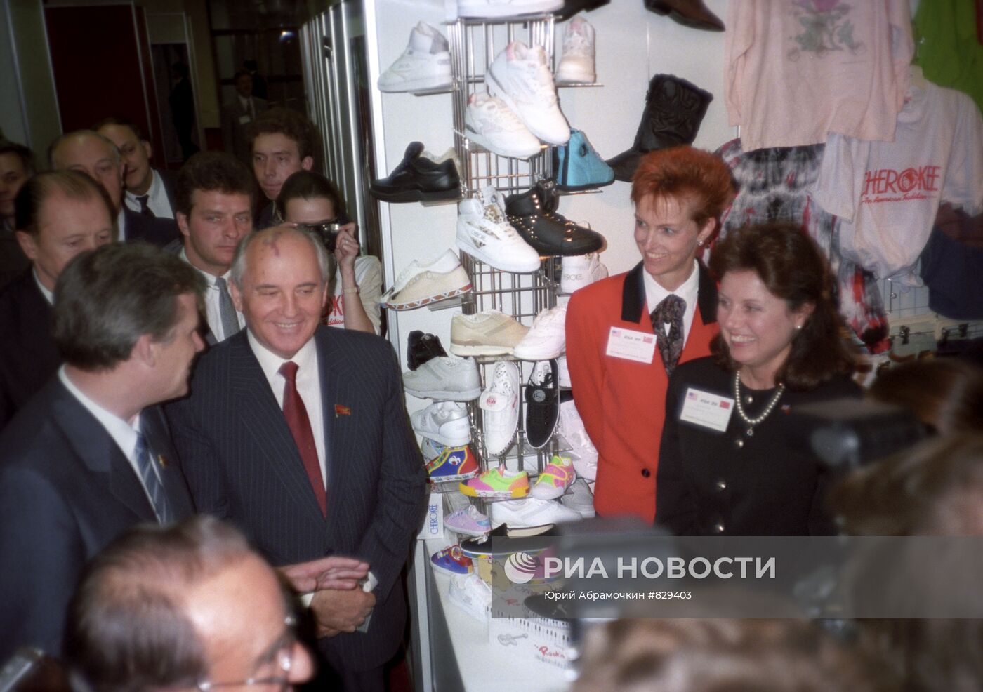 Н. И. Рыжков и М. С. Горбачев на выставке