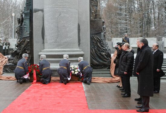 В.Путин принял участие в церемонии открытия памятника