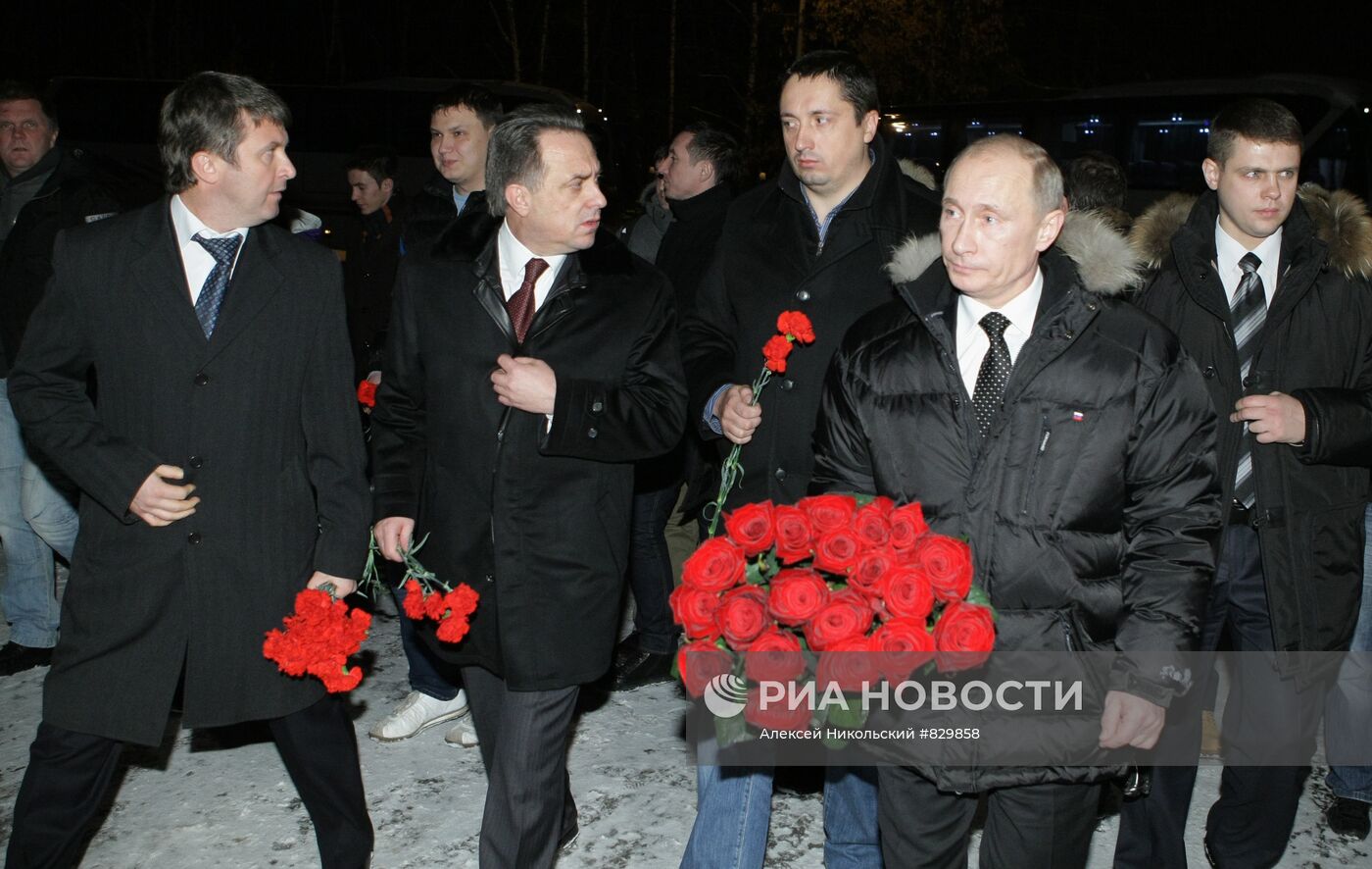 В.Путин возложил цветы к могиле Егора Свиридова