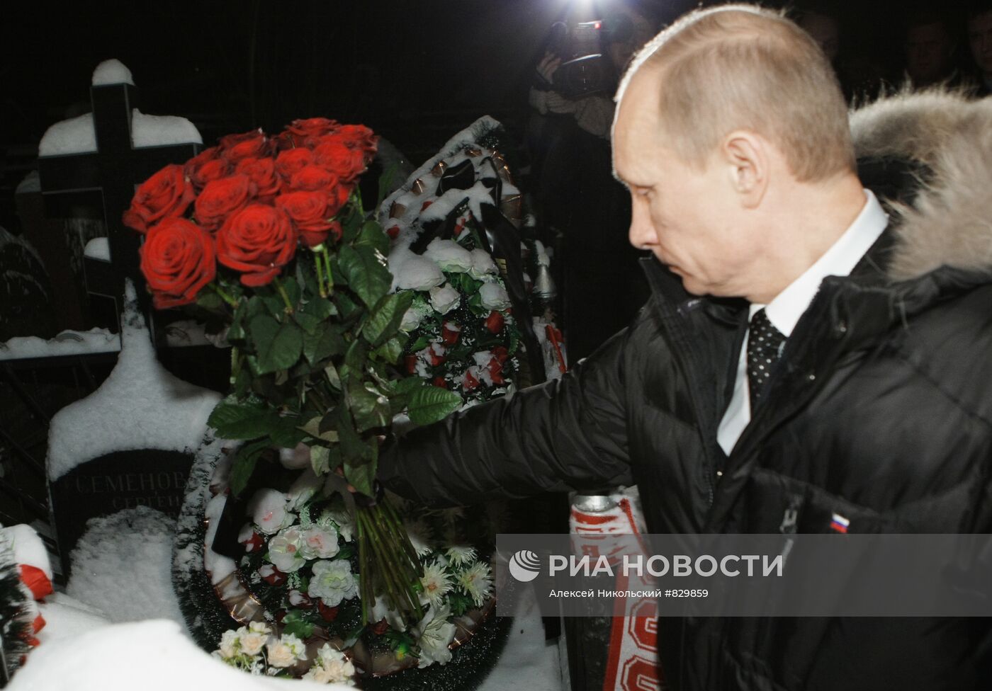 В.Путин возложил цветы к могиле Егора Свиридова