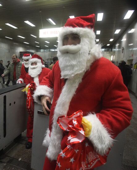 Предрождественский флешмоб Санта Клаусов