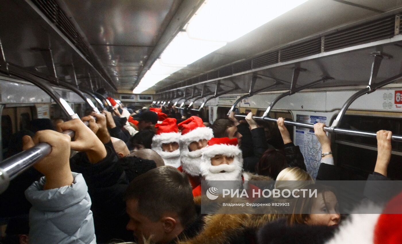 Предрождественский флешмоб Санта Клаусов