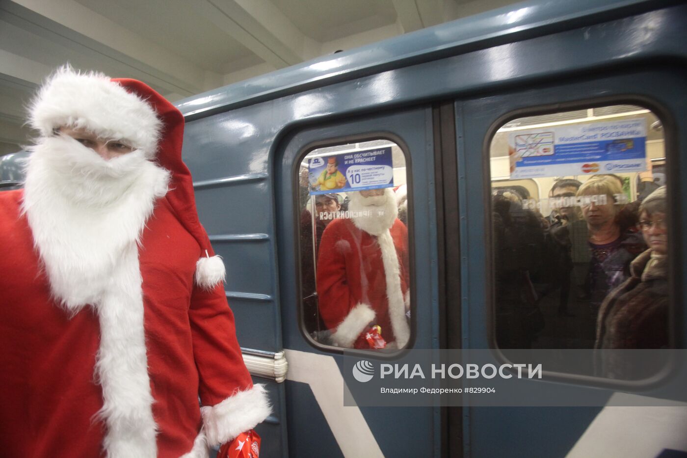 Предрождественский флешмоб Санта Клаусов