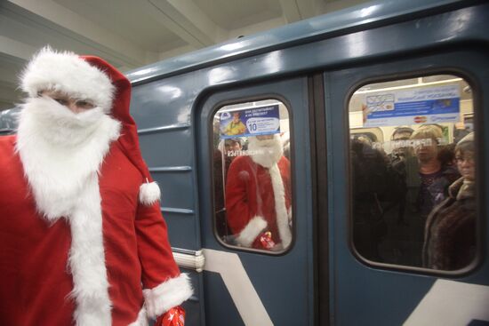 Предрождественский флешмоб Санта Клаусов