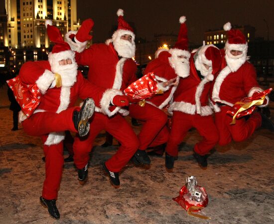 Предрождественский флешмоб Санта Клаусов