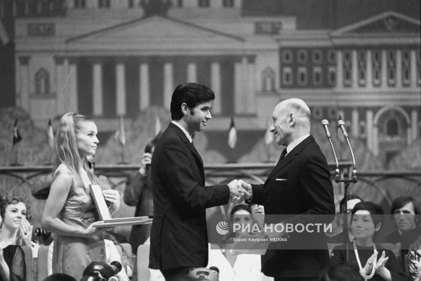 Кинорежиссеры Сергей Герасимов и Умберто Солас