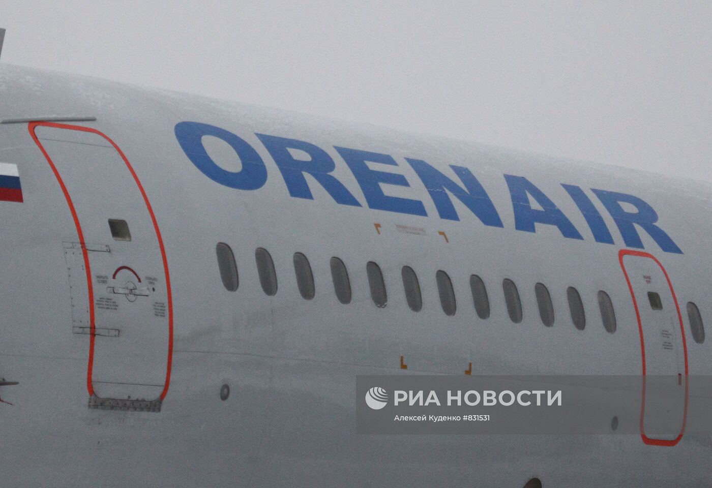 Название авиакомпании Orenair на борту самолета