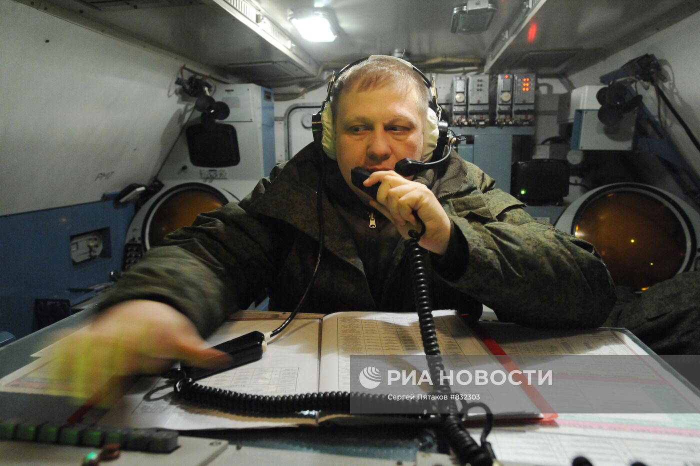 Оперативный дежурный Михаил Лунев на командном пункте бригады