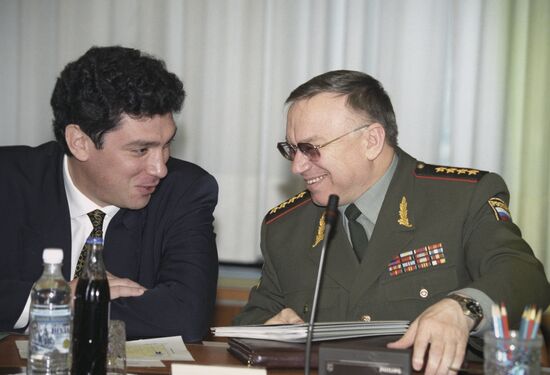 Борис Немцов и Анатолий Куликов на заседании правительства РФ