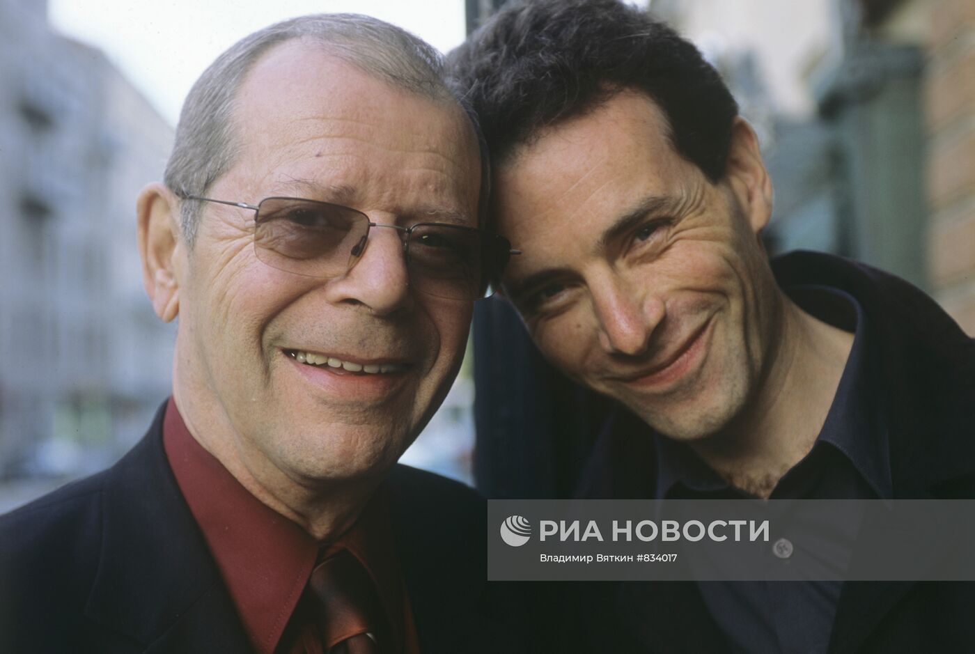Русский писатель-сатирик Аркадий Арканов с сыном Василием