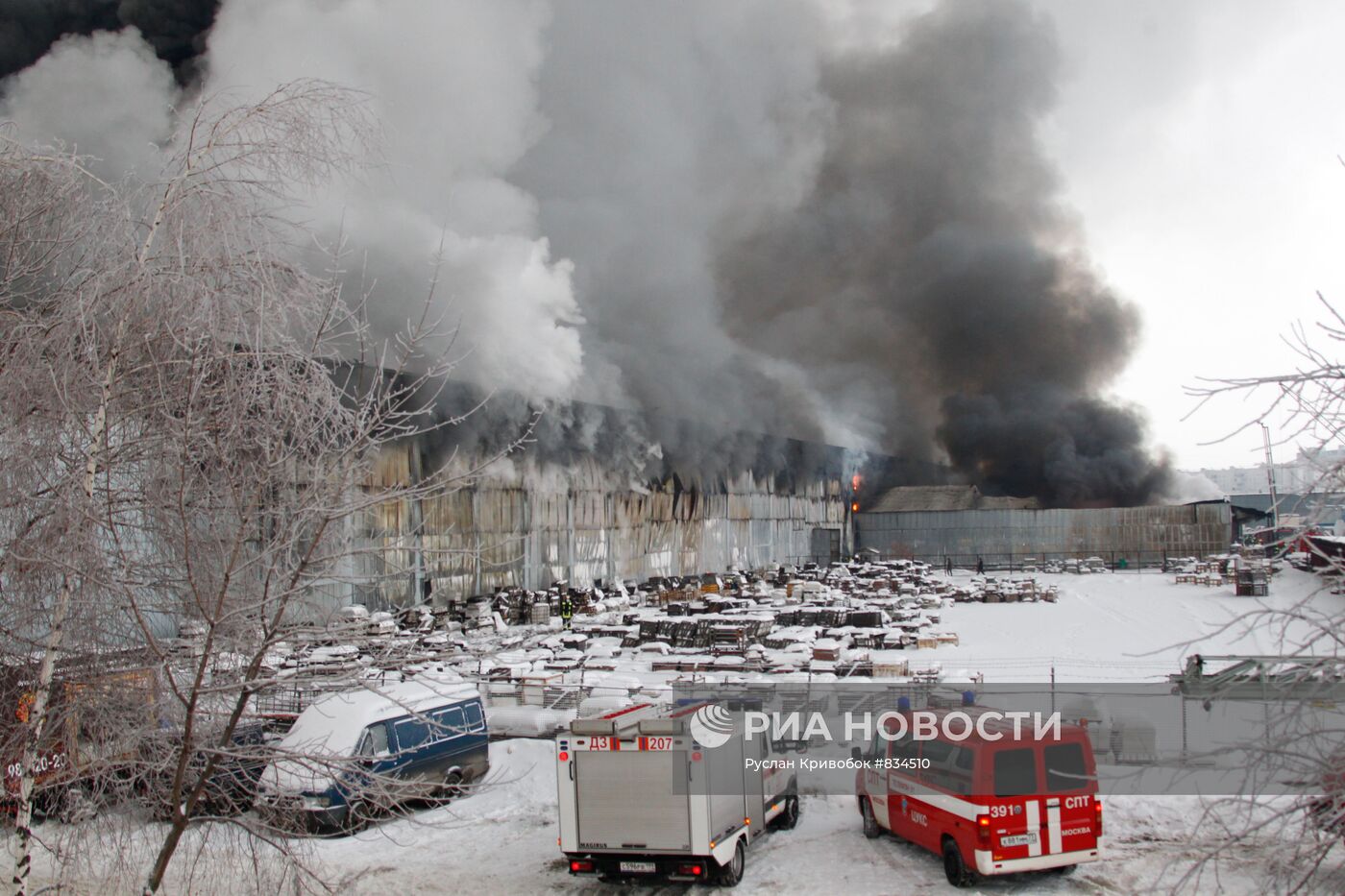 Тушение пожара на складе с мебелью на северо-востоке Москвы