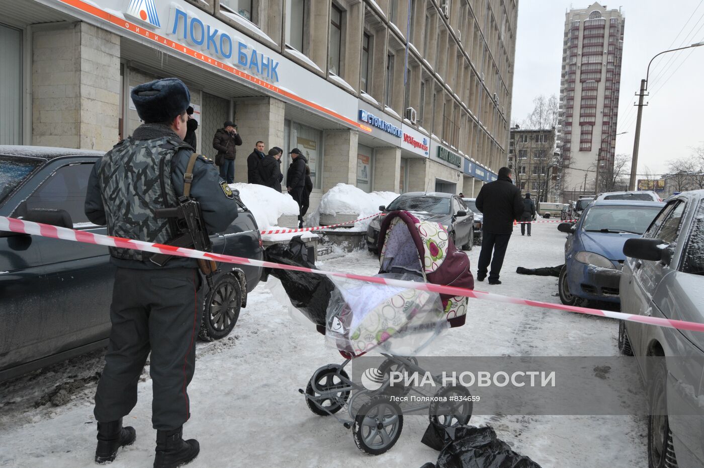 Два инкассатора и прохожий погибли при нападении в Петербурге | РИА Новости  Медиабанк