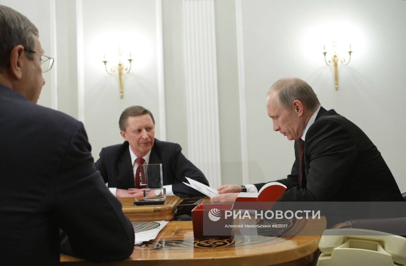 В.Путин провел рабочую встречу с В.Евтушенковым и С.Ивановым