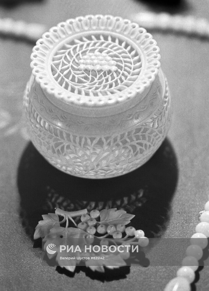 Шкатулка и брошь из слоновой кости