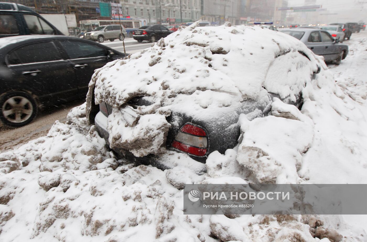 Засыпанный снегом автомобиль