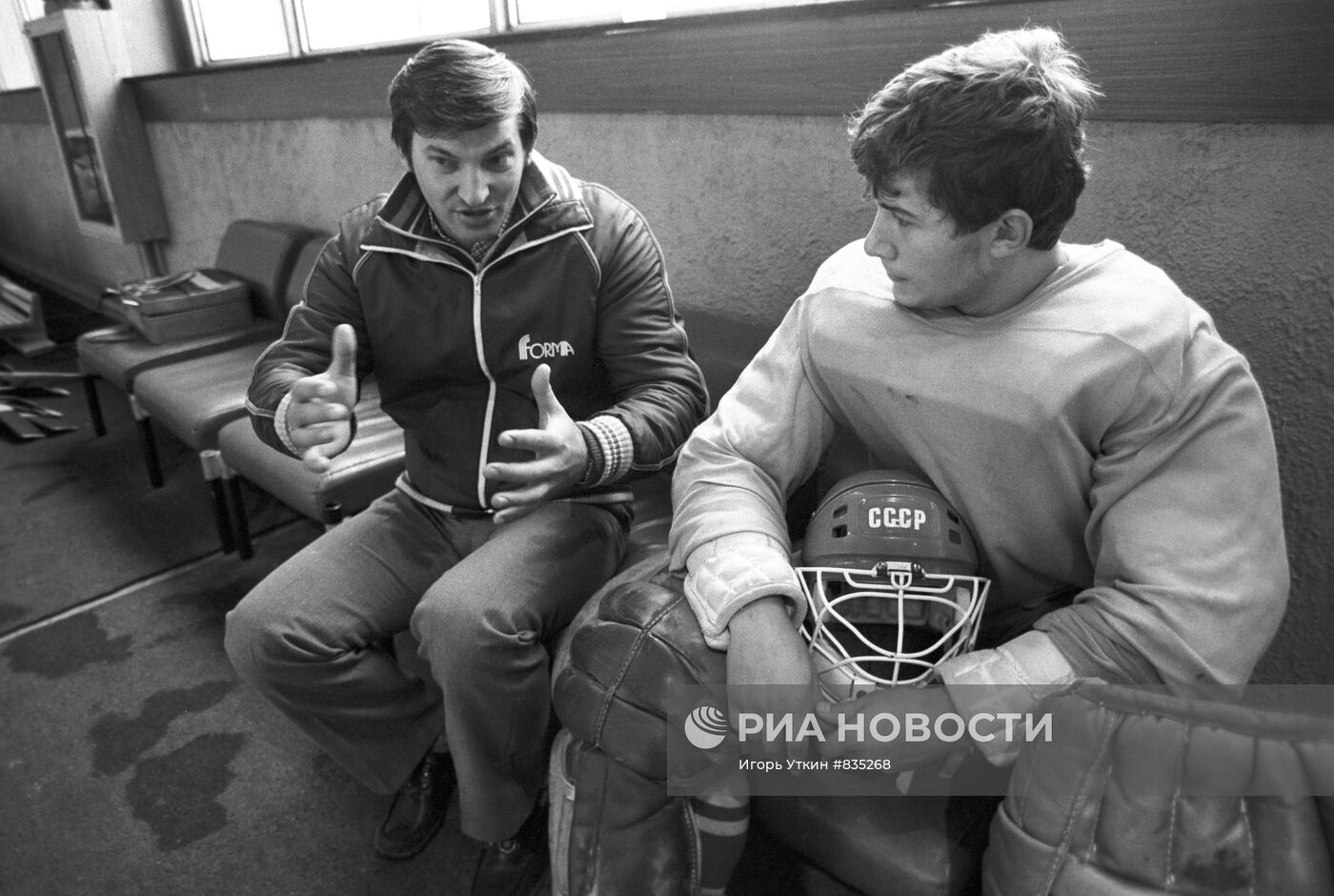 Хоккеисты В. Третьяк и С. Белошейкин