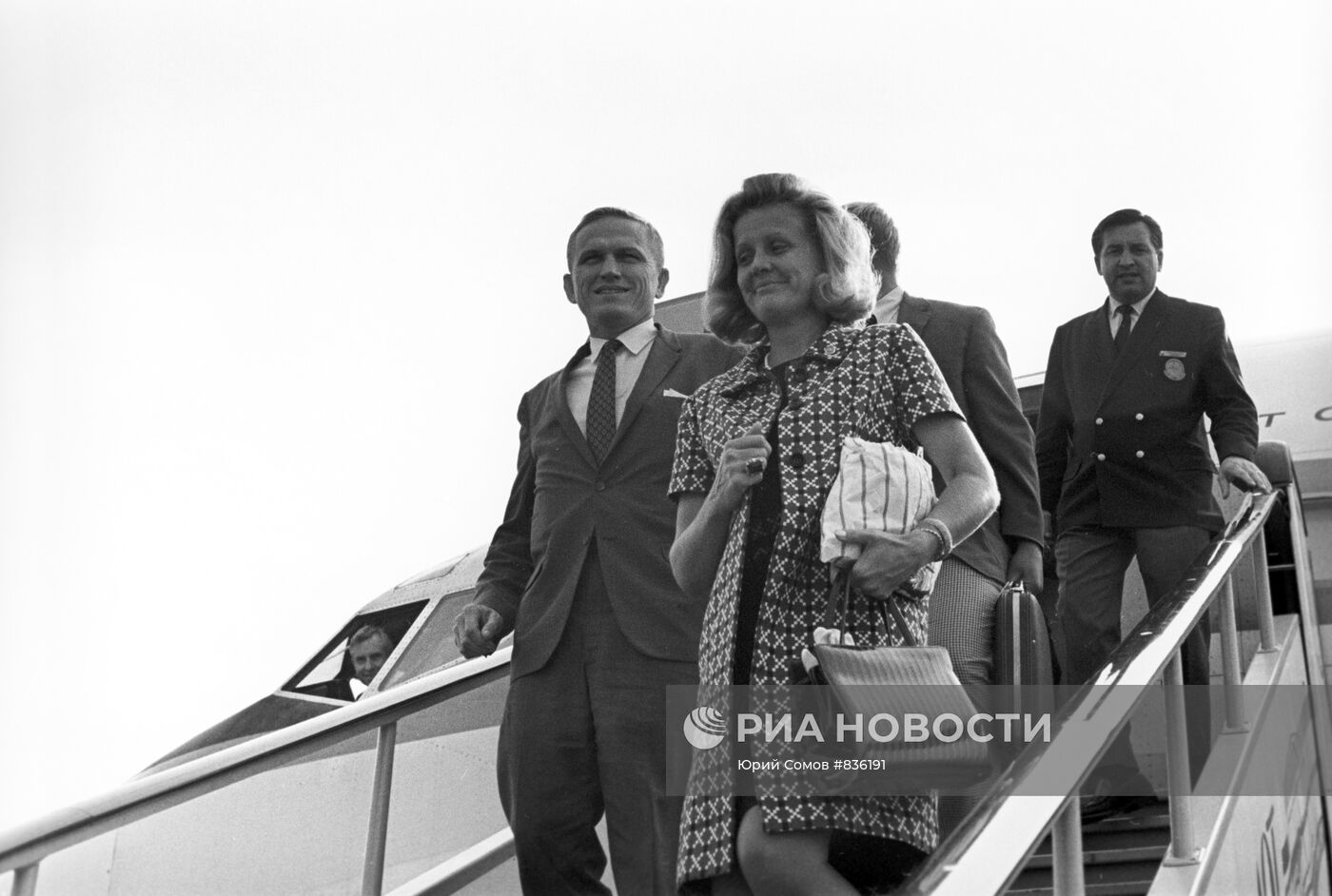 Ф. Борман с супругой в аэропорту Шереметьево