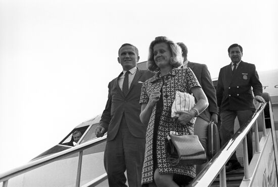Ф. Борман с супругой в аэропорту Шереметьево