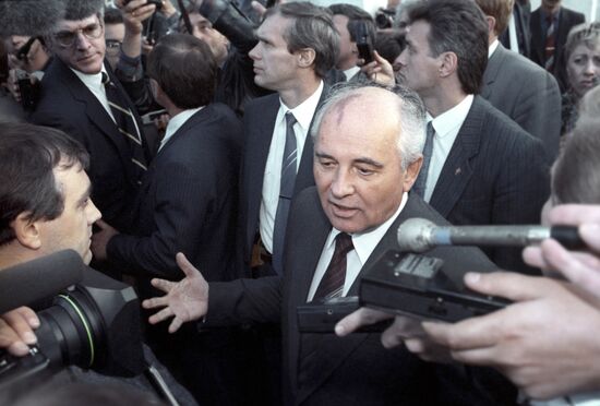 М. С. Горбачев среди журналистов