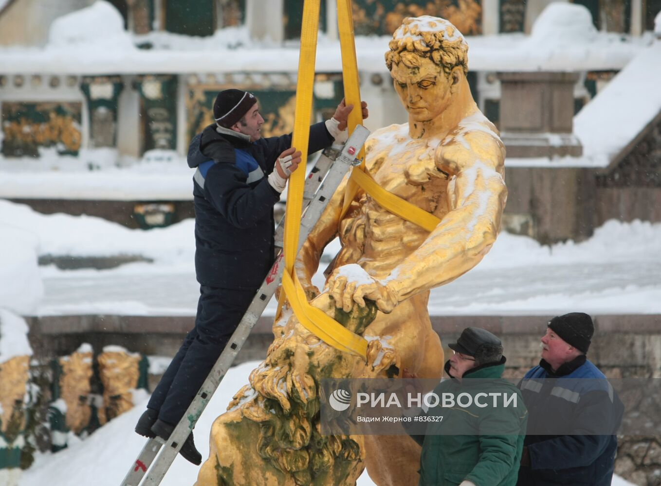 Демонтаж скульптуры "Самсон, разрывающий пасть льву" в Петергофе