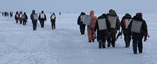 Зимняя рыбалка на льду Амурского залива вблизи Владивостока