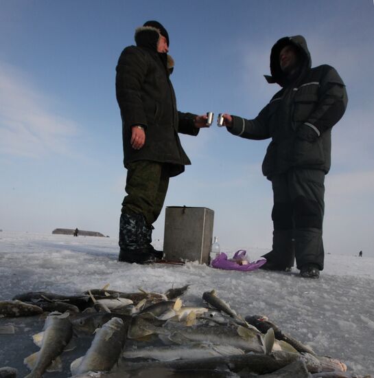 Зимняя рыбалка на льду Амурского залива вблизи Владивостока