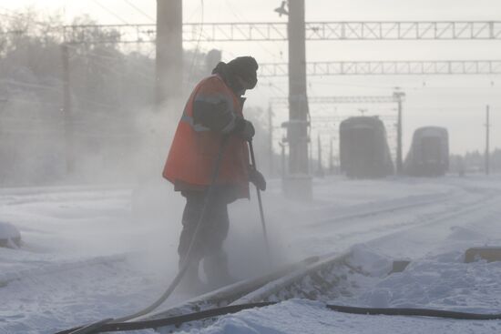 Очистка железнодорожных путей от снега