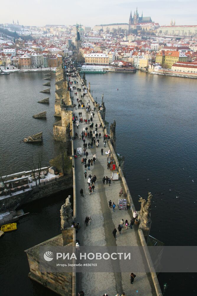 Вид на Карлов мост и Пражский Град