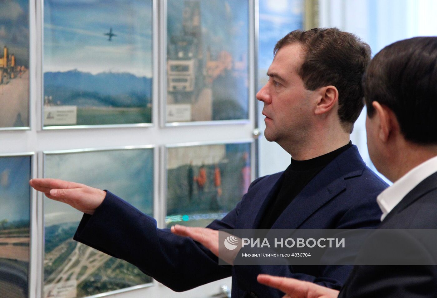 Д.Медведев осмотрел взлетно-посадочную полосу в аэропорту Адлера
