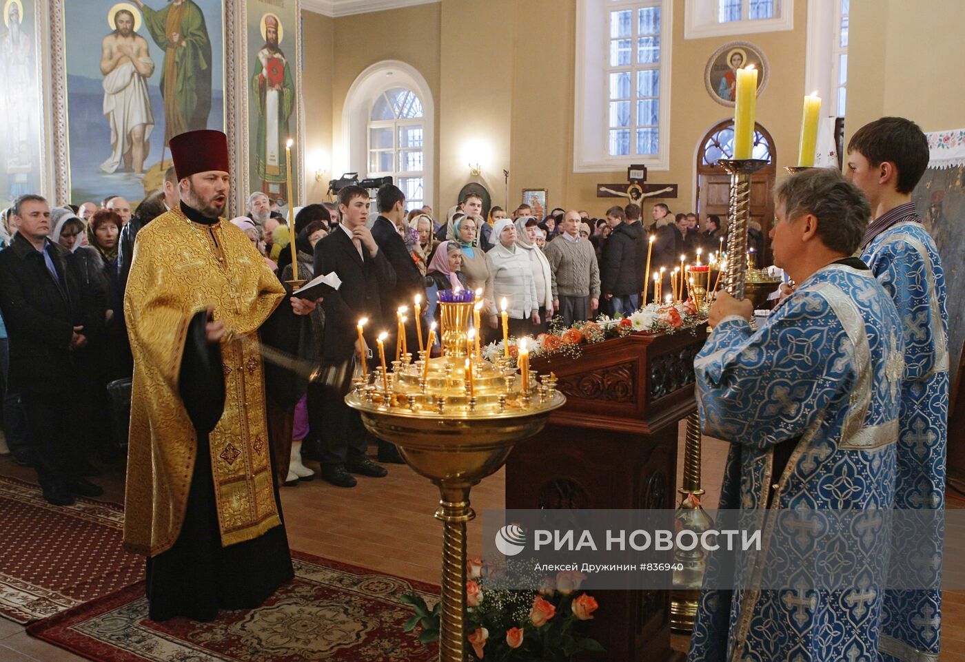 В.Путин на Рождественском богослужении в Тверской области